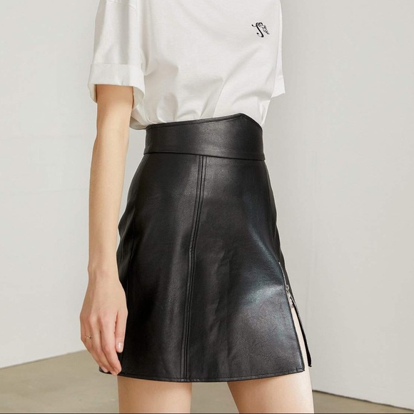 Black Side Zip Leather Mini Skirt - Picture 4 of 8